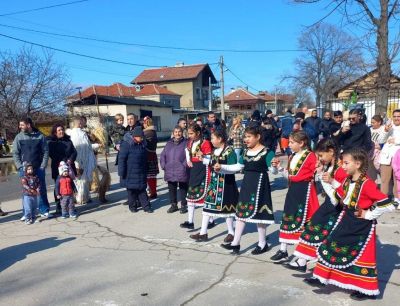 Участие на ученици от ОУ "Христо Ботев" в празника Сирни заговезни 3