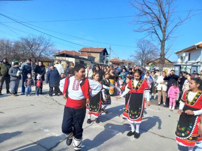 Участие на ученици от ОУ "Христо Ботев" в празника Сирни заговезни 5